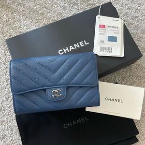 Authentic CHANEL Chevron Caviar Medium Wallet